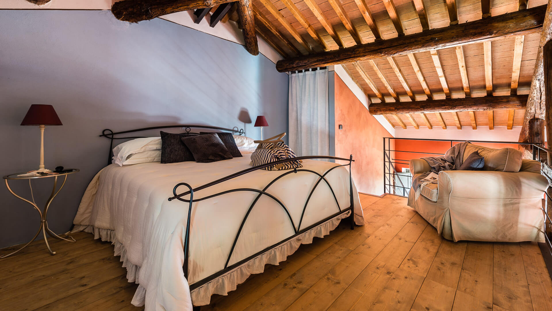 borgo-di-matraia-in-tuscany-bedrooms-1