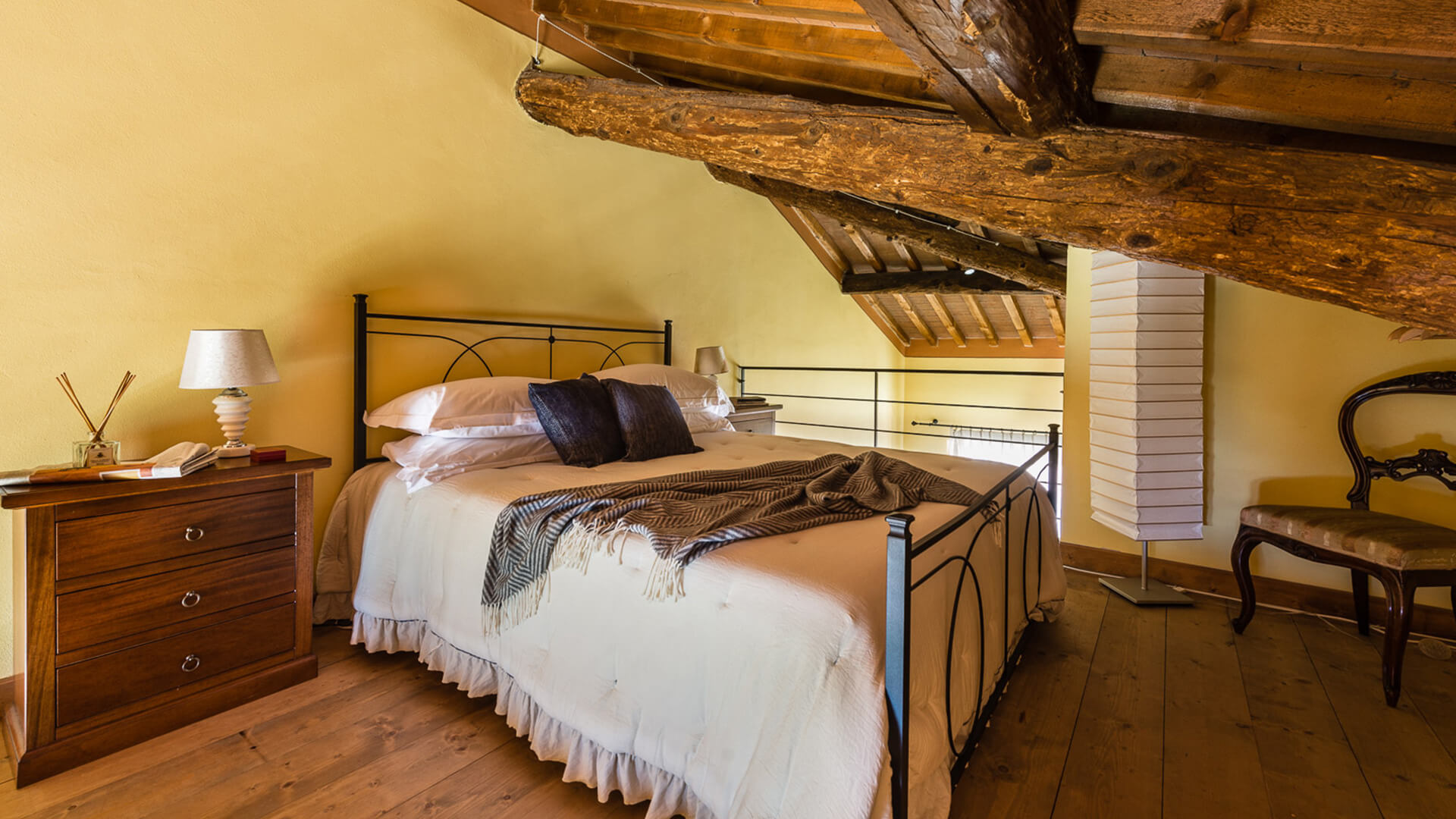 borgo-di-matraia-in-tuscany-bedrooms