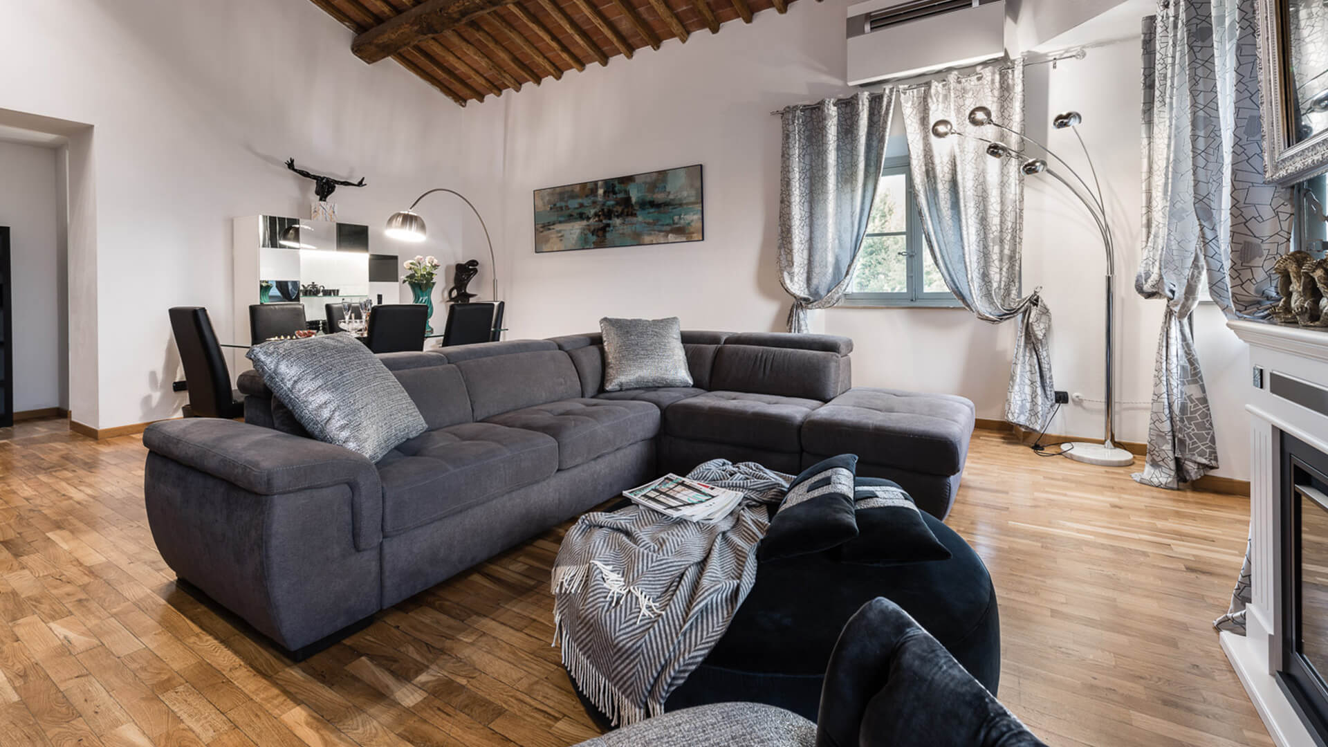 villa-guinigi-living-rooms-1