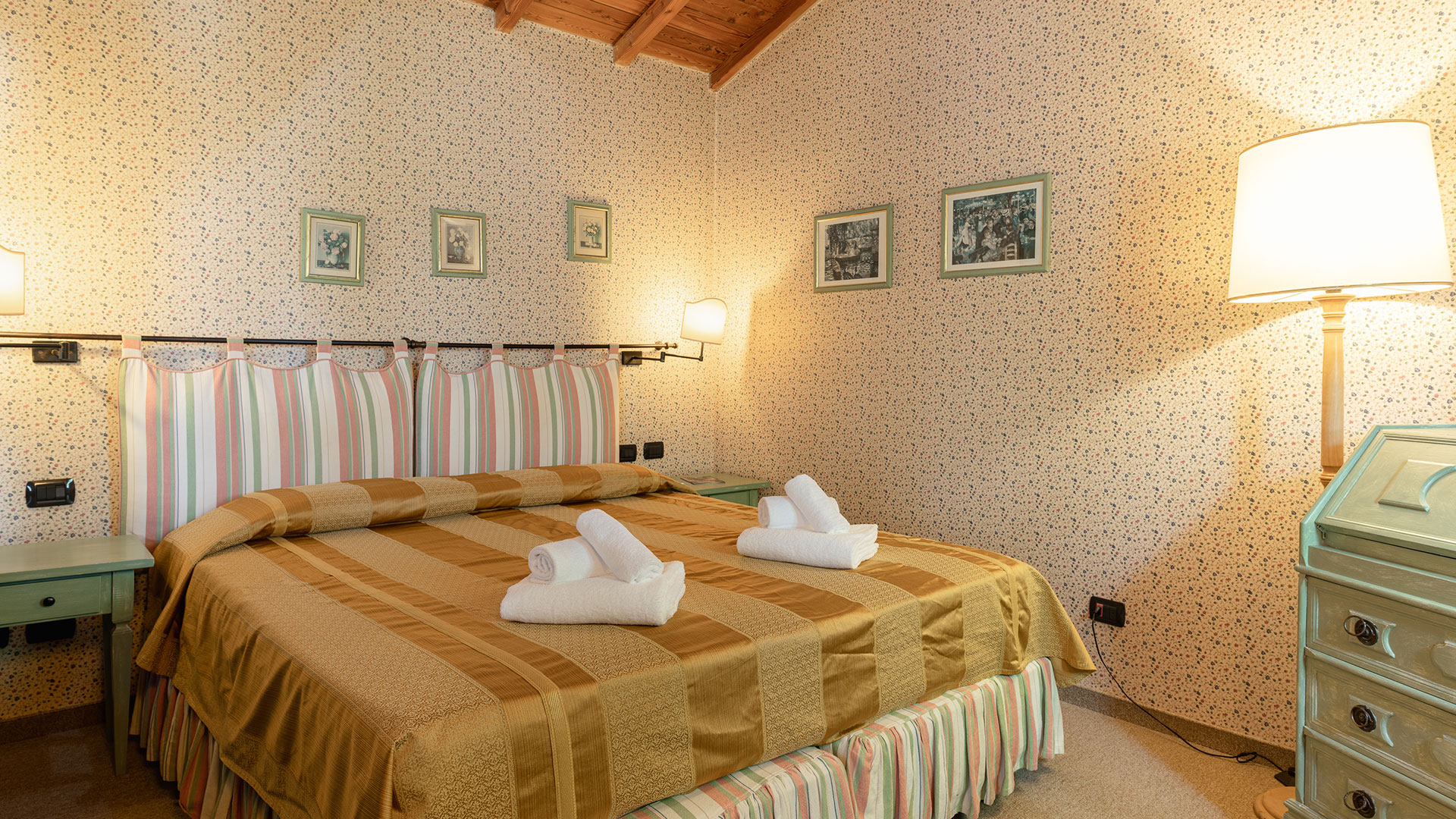 villa-romantica-living-rooms
